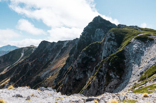 秋の日本百名山・木曽駒ヶ岳の宝剣岳と青空