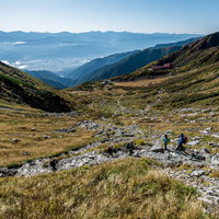 紅葉の千畳敷カールを見下ろす登山者の山岳風景の写真
