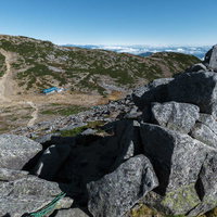 中岳から眺める紅葉の木曽駒ヶ岳山頂と岩場の写真