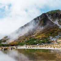 木曽駒ヶ岳の濃ヶ池に雲が行きかう山岳風景の写真