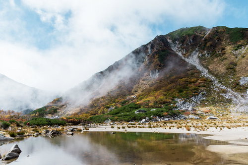 木曽駒ヶ岳の濃ヶ池に雲が行きかう山岳風景