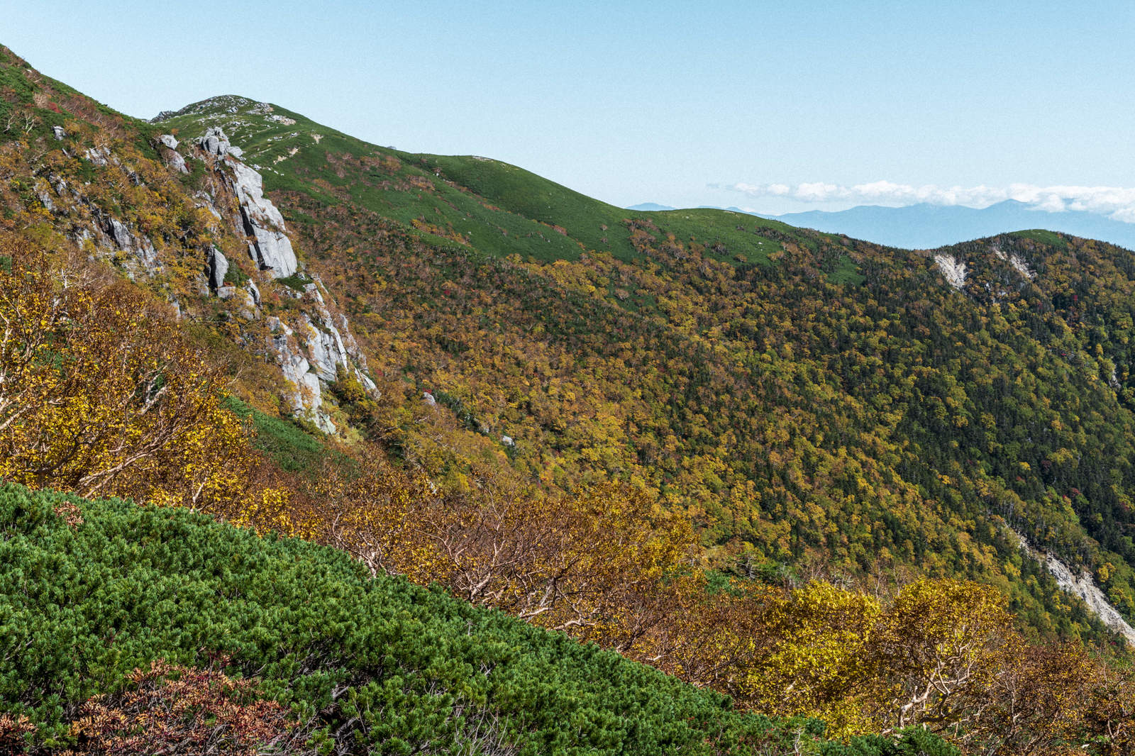 秋の黄葉と紅葉に染まる中央アルプス木曽駒ヶ岳の稜線風景