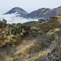 日本百名山・妙高山の山頂から見る新潟焼山の写真