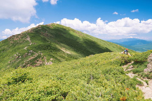 小至仏山から望む日本百名山の至仏山と登山者