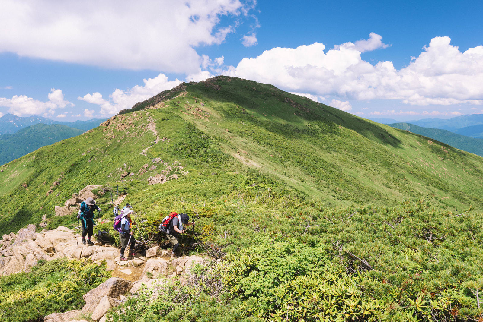 小至仏山へ向かう尾根道を歩く登山者たちと至仏山山頂の景色