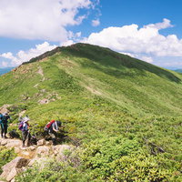 小至仏山から至仏山へと向かう登山者と山頂の景色の写真