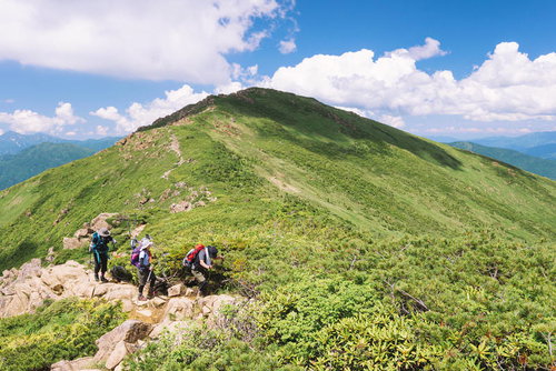 小至仏山から至仏山へと向かう登山者と山頂の景色