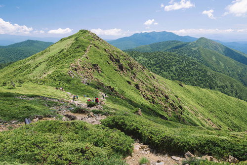 至仏山から小至仏山方面へ続く登山道の眺望