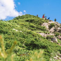 日本百名山・至仏山の頂に募る登山者たちの登頂風景の写真