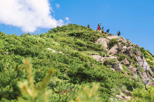 日本百名山・至仏山の頂に募る登山者たちの登頂風景