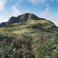 日本百名山の雨飾山、お城のような山頂からの展望の写真