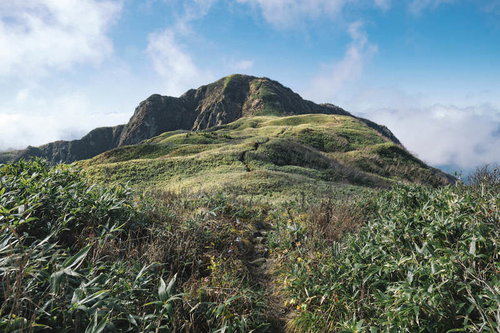 日本百名山の雨飾山、お城のような山頂からの展望