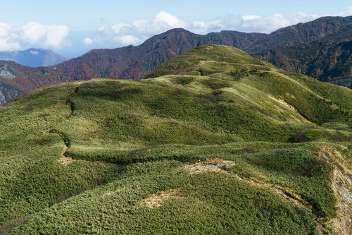 女神の横顔として知られる雨飾山の登山道と山稜風景