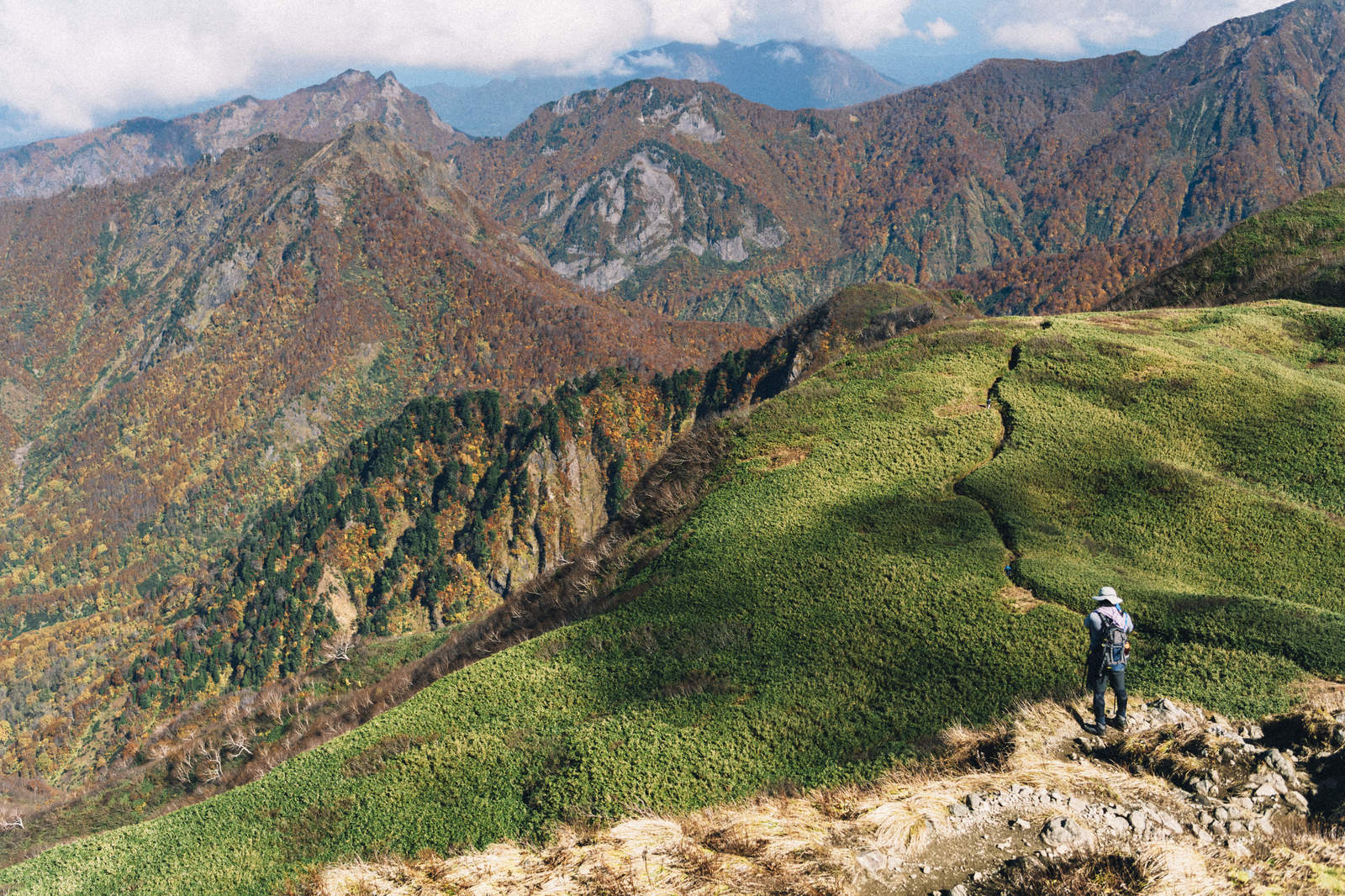 女神の横顔と呼ばれる雨飾山の稜線と頸城の山々が連なる登山風景