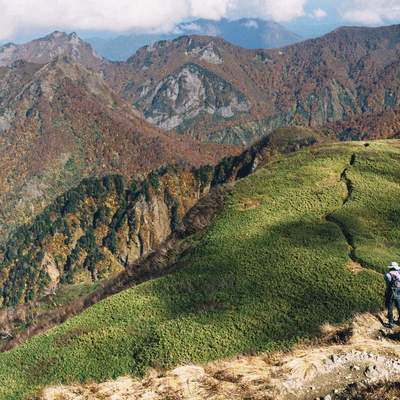 女神の横顔と呼ばれる雨飾山の稜線と頸城の山々の写真