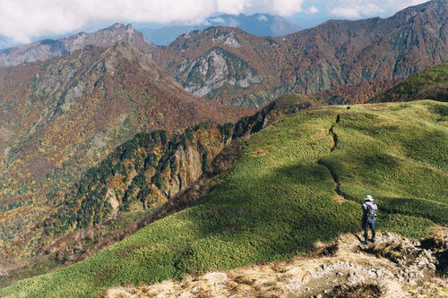 女神の横顔と呼ばれる雨飾山の稜線と頸城の山々
