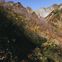 秋の雨飾山と荒菅沢の紅葉風景 新潟長野の日本百名山の写真
