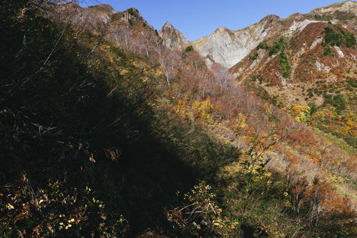 秋の雨飾山と荒菅沢の紅葉風景 新潟長野の日本百名山