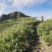 日本百名山・雨飾山の稜線を歩く登山者の風景の写真
