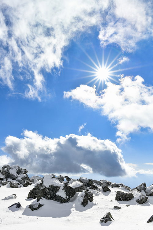 八ヶ岳・蓼科山の山頂から見る光芒と雲海の景色
