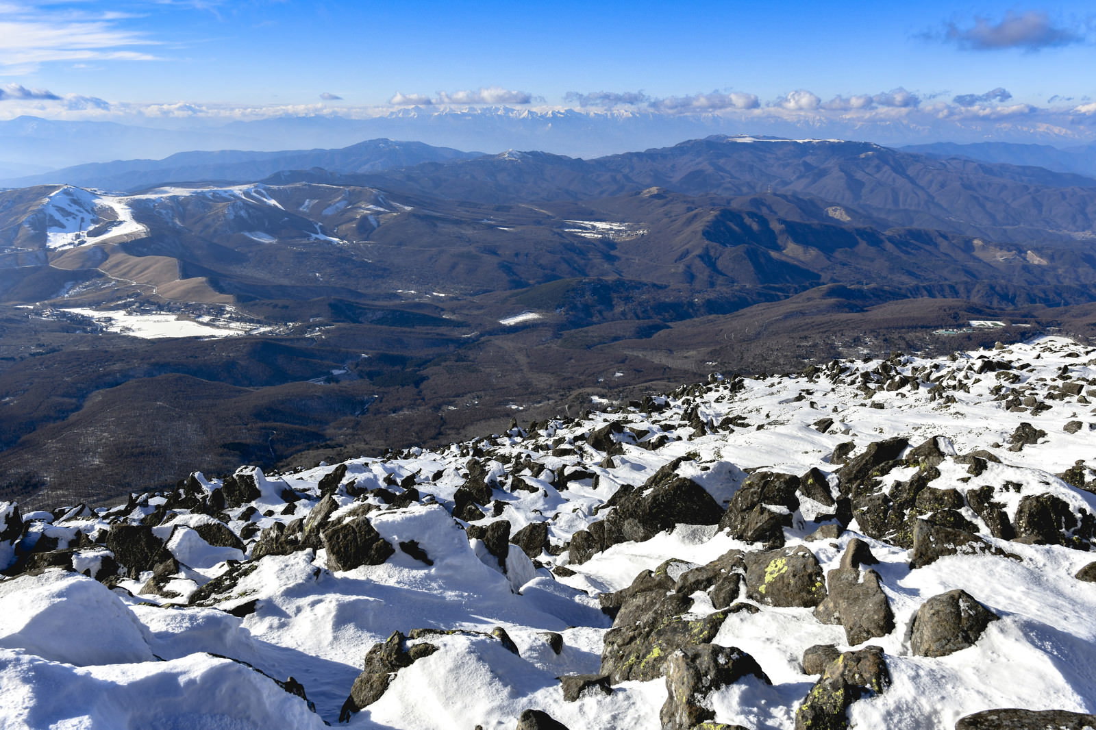 晴天の蓼科山山頂から見た北アルプス方面の雪景色