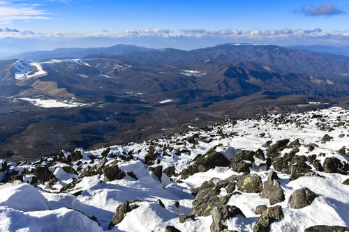 晴天の蓼科山山頂から見た北アルプス方面の冬景色