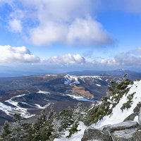 蓼科山の山頂から見える霧ヶ峰方面の冬景色の写真