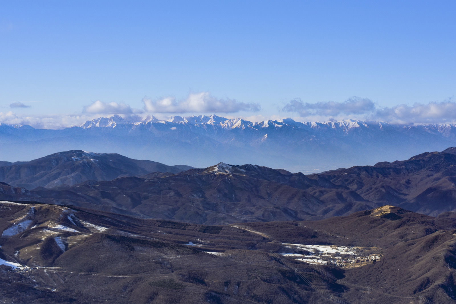 蓼科山から見た北アルプス稜線の雄大な景色と青空