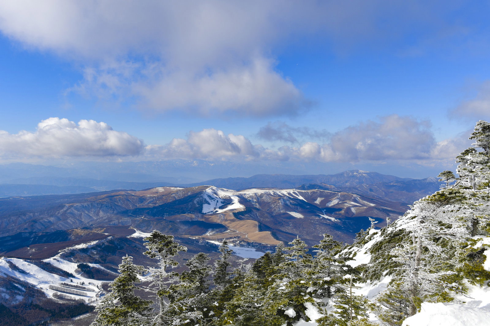 蓼科山から眺める雪化粧した霧ヶ峰と美ヶ原方面の山々