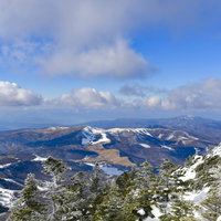 蓼科山から見える雪化粧した霧ヶ峰と美ヶ原方面の写真