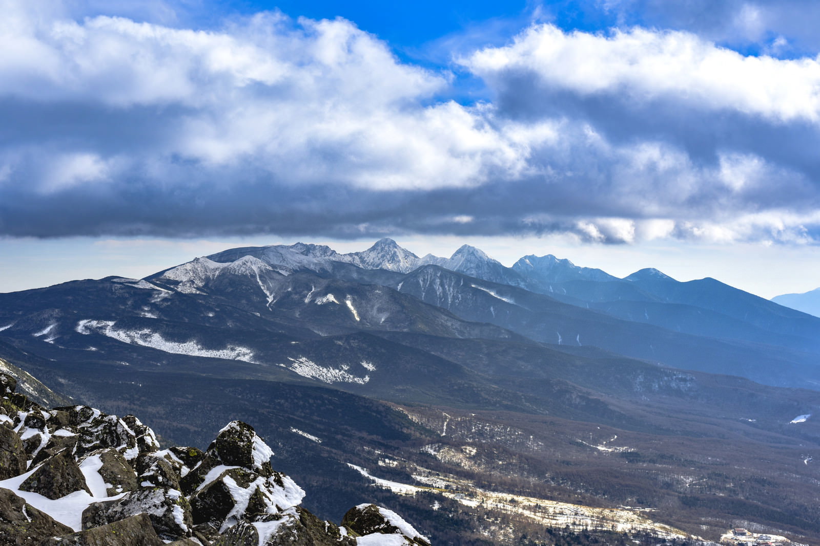 蓼科山から見た雪化粧した八ヶ岳赤岳方面の山々と青空