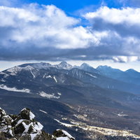 蓼科山から見る雪化粧した八ヶ岳赤岳方面の冬景色の写真