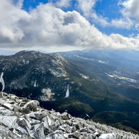 蓼科山山頂から見る雪化粧した北八ヶ岳の山々の写真