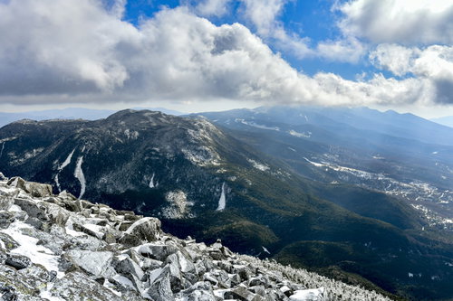 蓼科山山頂から見る雪化粧した北八ヶ岳の山々