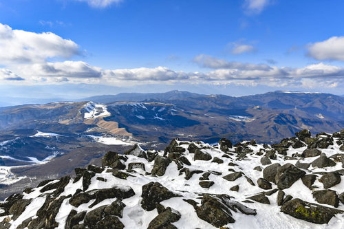 冬の蓼科山山頂から見る美ヶ原と山々の景色