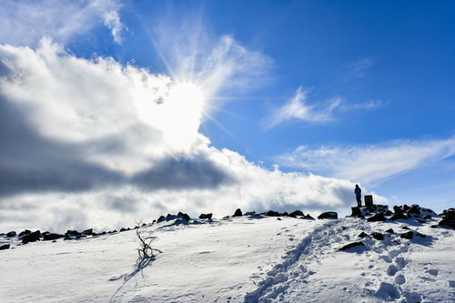 日本百名山・蓼科山の山頂に広がる雪原と太陽