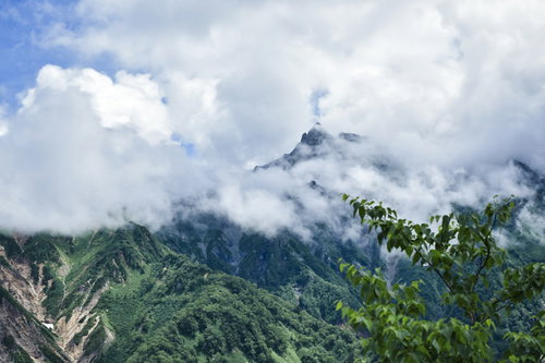 雲に霞む槍ヶ岳山頂を眺める（鷲羽岳）