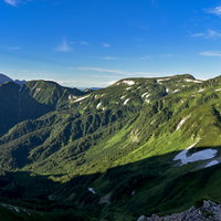 双六山荘から鷲羽岳へと続く裏銀座の登山道と山並みの写真