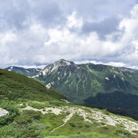 双六岳手前から見る鷲羽岳と北アルプスの山並みの写真