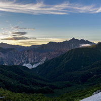 夜明けの光に照らされる槍ヶ岳（裏銀座側から）の写真