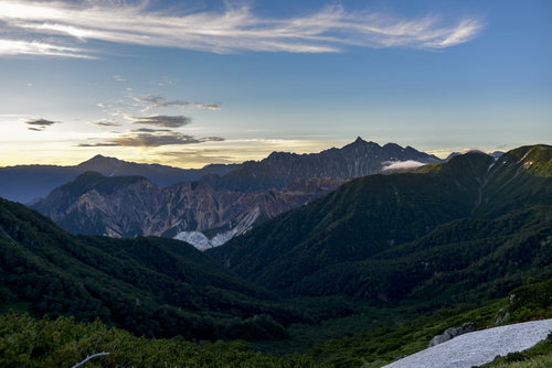 夜明けの光に照らされる槍ヶ岳（裏銀座側から）