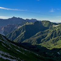 早朝の槍ヶ岳と穂高連峰、双六山荘方面の北アルプスの写真