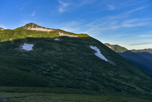 朝日に照らされる三俣蓮華岳（鷲羽岳）