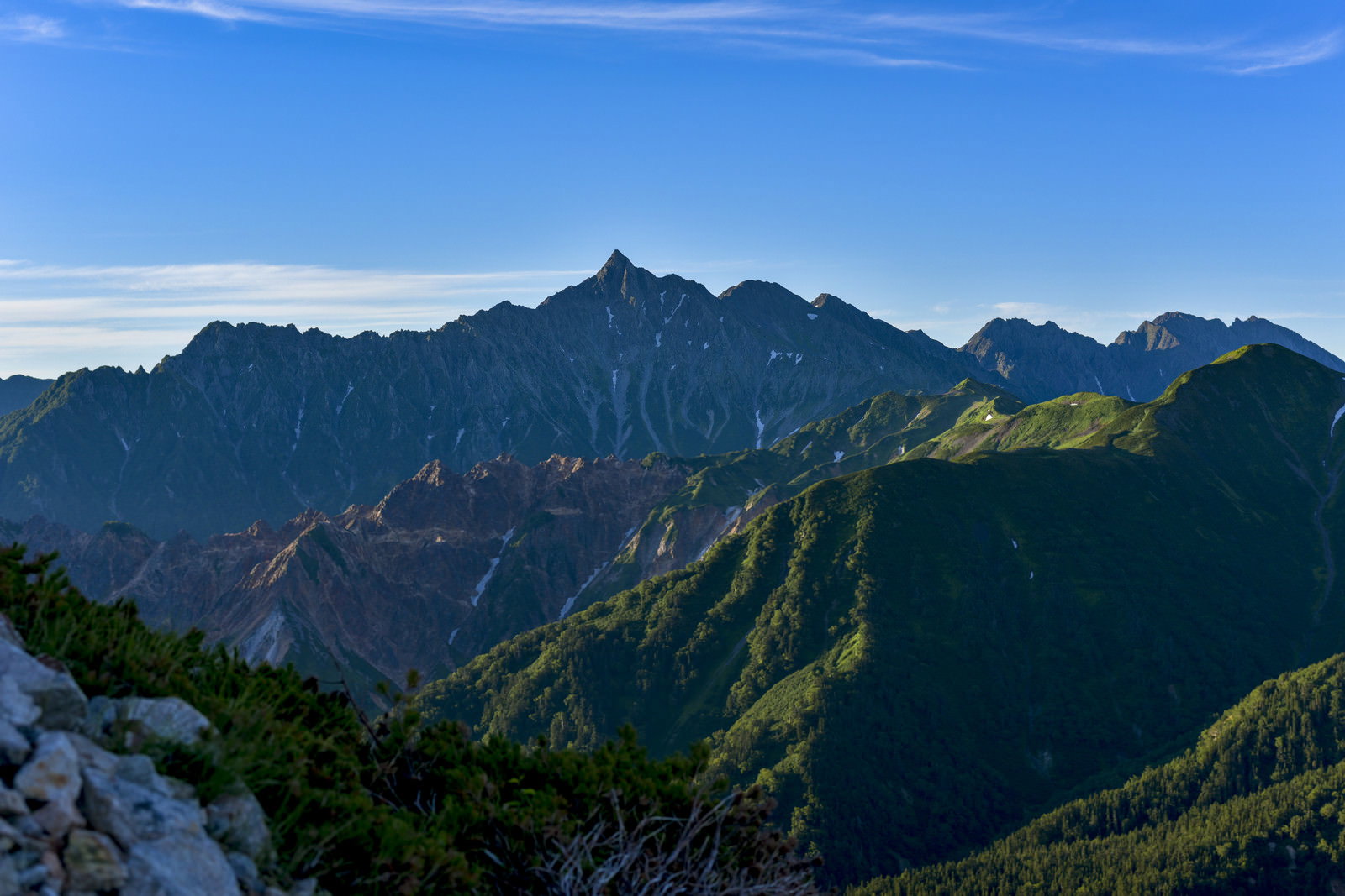 朝日を受けて浮かび上がる槍ヶ岳と裏銀座の雄大な山並み