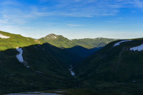 朝日を受ける黒部五郎岳と鷲羽岳の山並み・日本百名山の雄大な稜線