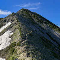 水晶岳側から見る鷲羽岳（わしばだけ）の写真
