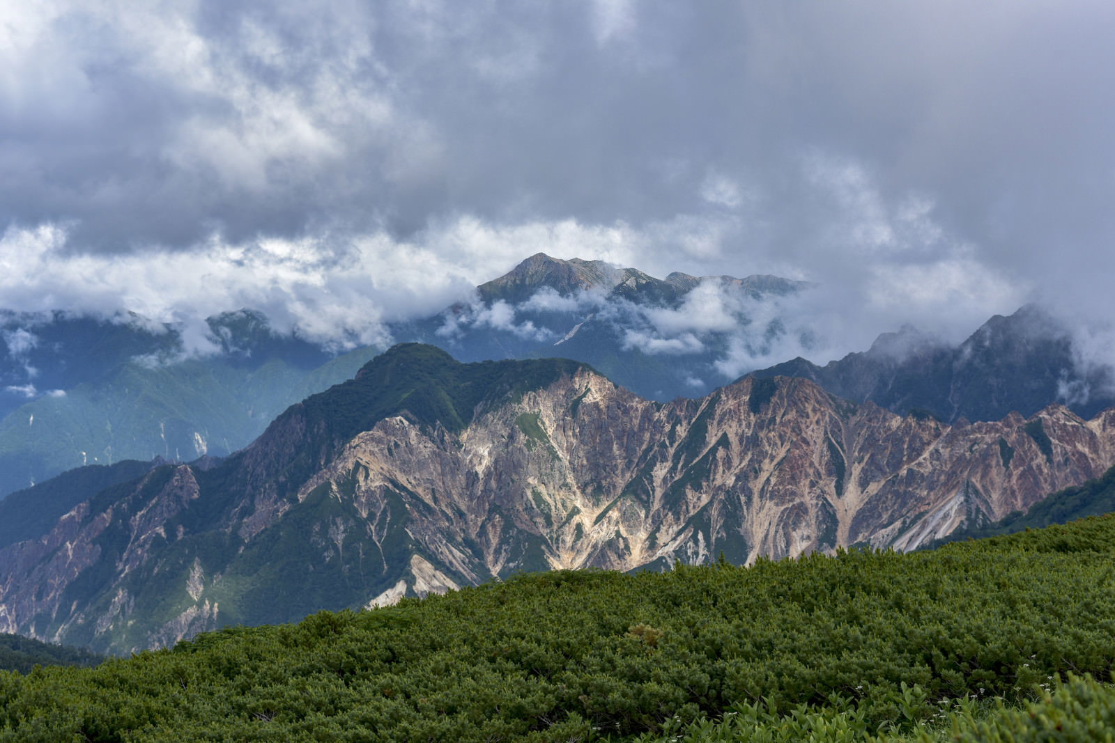雲に覆われた大天井岳と鷲羽岳を裏銀座から撮影した山岳風景