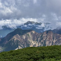 裏銀座から見る大天井岳と鷲羽岳の雲海と紅葉の写真