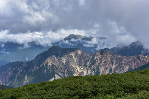 裏銀座から見る大天井岳と鷲羽岳の雲海と紅葉