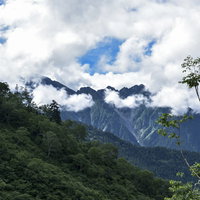 雲がかかるアルプス南部の稜線を見上げる（鷲羽岳）の写真